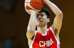 爱游戏官方-广东宏远队在比赛中突破对手的防线，取得胜利