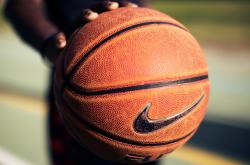 爱游戏官方-里昂爆冷加拿大，萨内如何以一人节奏，带动全队逆流而上