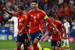 爱游戏官方-西班牙小组赛胜利，迎接欧预赛挑战