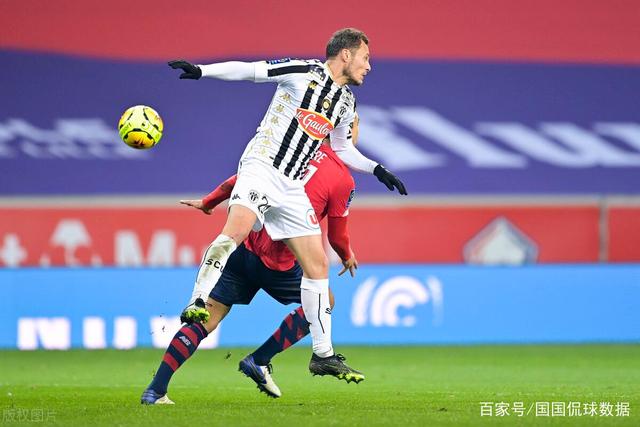 包含摩纳哥客场击败昂热，遥遥领先积分榜的词条