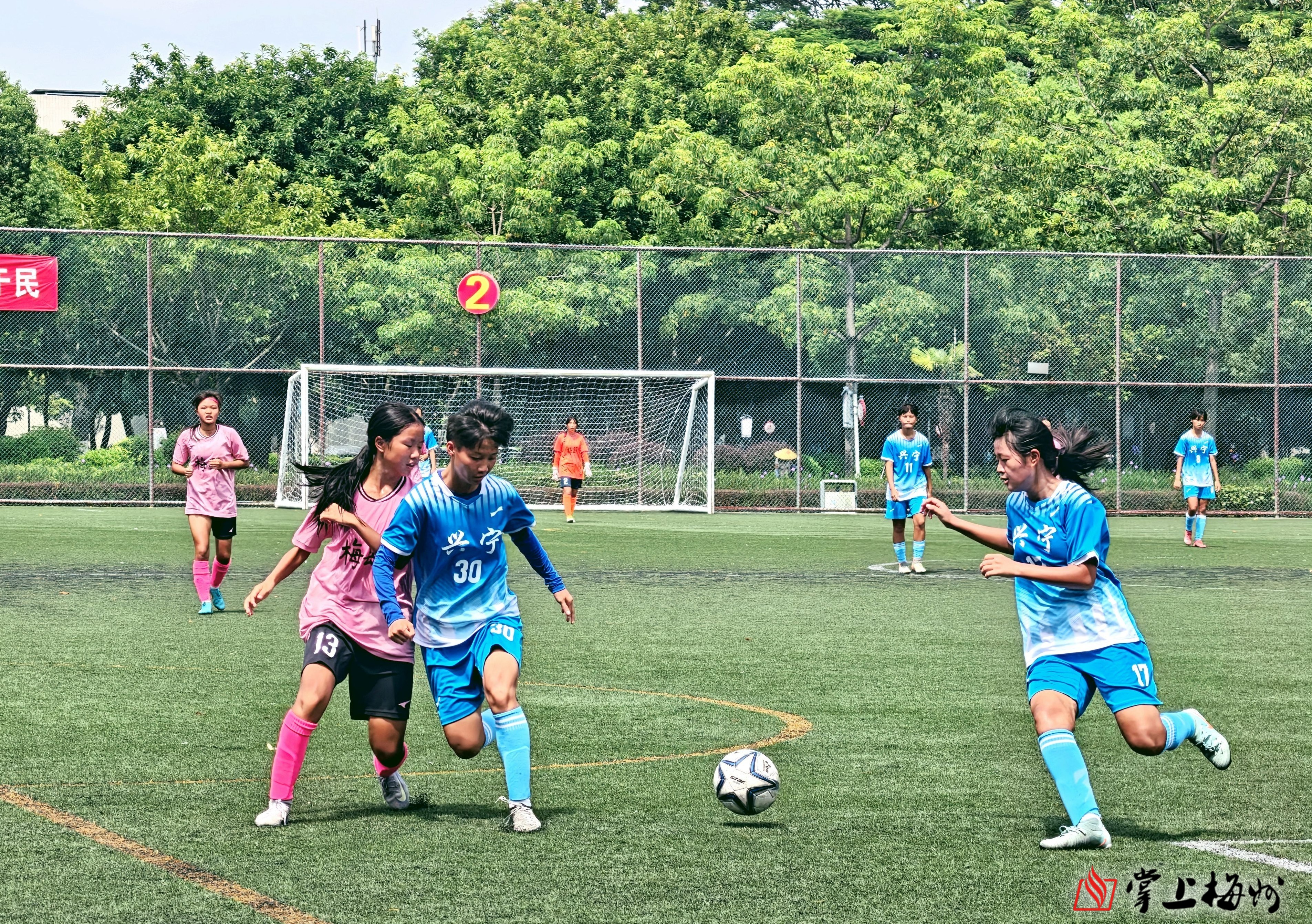 足球场上的较量:胜者赢得胜利的简单介绍 足球场上的较量:胜者赢得胜利的简单介绍