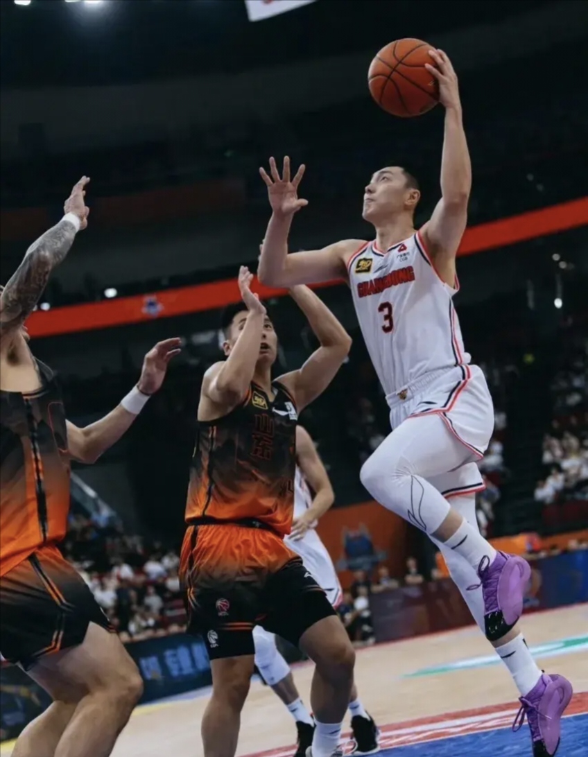 广东宏远队在比赛中突破对手的防线，取得胜利