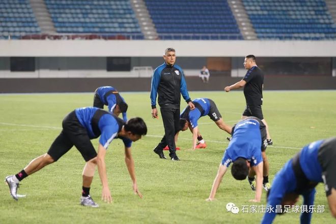 教练战术精妙,带领球队走向胜利 教练战术精妙,带领球队走向胜利