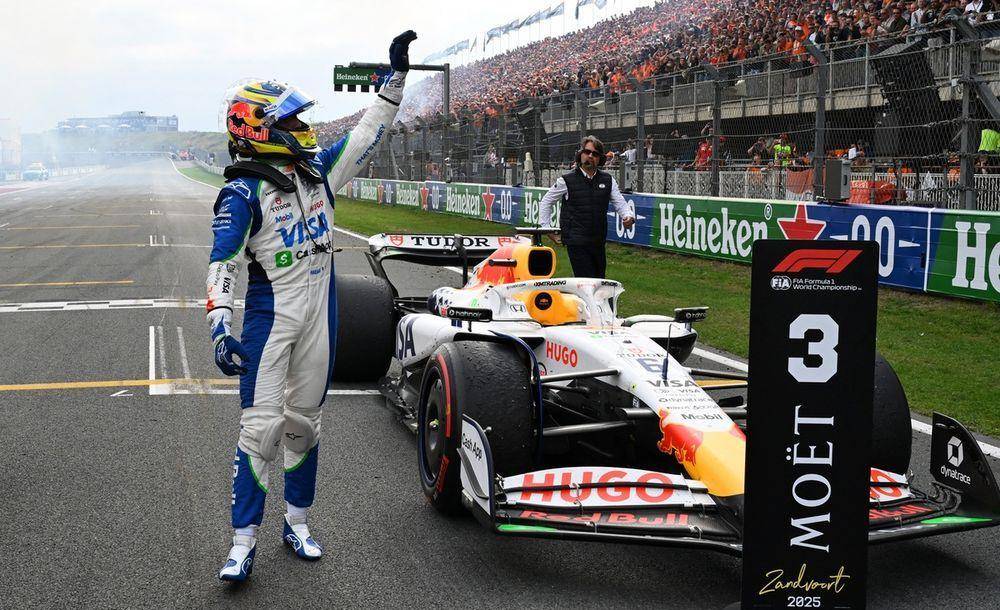 关于红牛二队险胜红牛车队，塞恩斯统治全场的信息