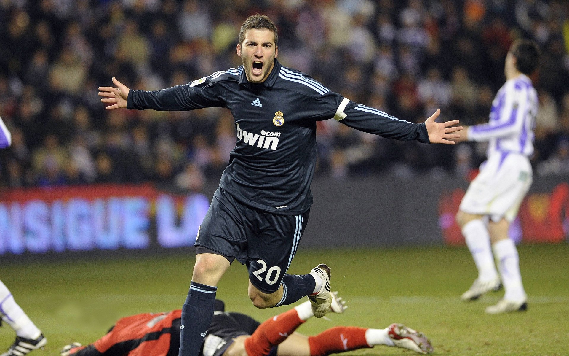 当布鲁诺爆发遇见希腊神话，一场足球与精神的跨时空对话